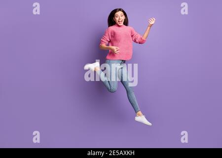 Photo pleine longueur de la taille du corps de la bascule femelle de saut haut faire semblant de jouer de la guitare imaginaire isolée sur fond violet vif Banque D'Images