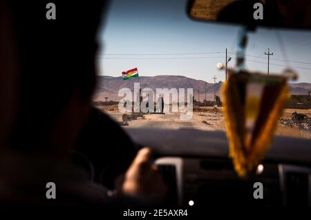 Les combattants yézidis sur la ligne de front vers SE trouvent près du temple yézidi Cemahia Sherfadin, dans les montagnes de Singar, au nord de l'Irak, où les troupes de l'État islamique ont été chassés de la région par des combattants kurdes et jésuites. Banque D'Images