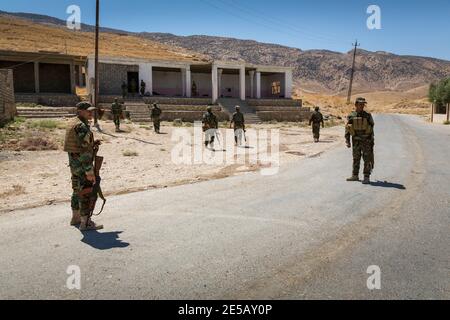 Les combattants yézidis sur la ligne de front vers SE trouvent près du temple yézidi Cemahia Sherfadin, dans les montagnes de Singar, au nord de l'Irak, où les troupes de l'État islamique ont été chassés de la région par des combattants kurdes et jésuites. Banque D'Images