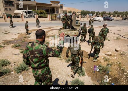 Les combattants yézidis sur la ligne de front vers SE trouvent près du temple yézidi Cemahia Sherfadin, dans les montagnes de Singar, au nord de l'Irak, où les troupes de l'État islamique ont été chassés de la région par des combattants kurdes et jésuites. Banque D'Images