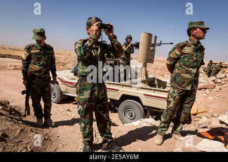 Les combattants yézidis sur la ligne de front vers SE trouvent près du temple yézidi Cemahia Sherfadin, dans les montagnes de Singar, au nord de l'Irak, où les troupes de l'État islamique ont été chassés de la région par des combattants kurdes et jésuites. Banque D'Images