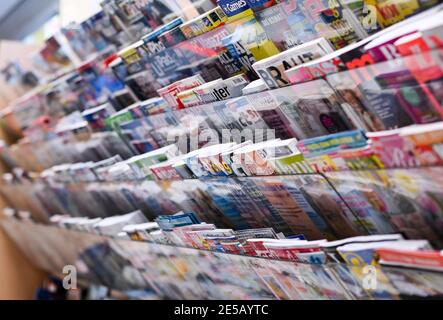 Berlin, Allemagne. 27 janvier 2021. Des magazines et des périodiques sont offerts dans une boutique de magazines. Credit: Jens Kalaene/dpa-Zentralbild/ZB/dpa/Alay Live News Banque D'Images