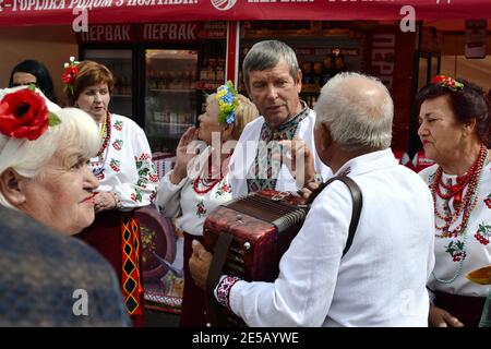 Velyki Sorochyntsy, région de Poltava, Ukraine - août 2016 : personnes vêtues de tissu ukrainien traditionnel (vyshyvanka) sur le marché ethnique équitable Banque D'Images