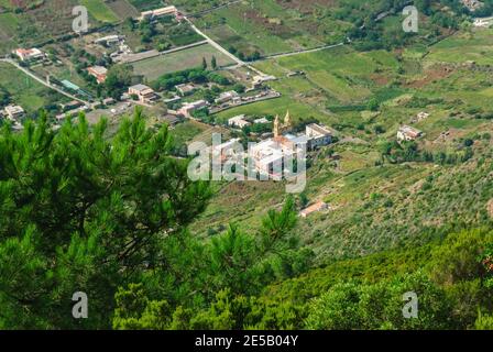 Îles Lipari, Salina - région rurale près de Leni avec monastère et vignobles Banque D'Images