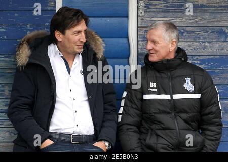 Duisburg, Allemagne. 15 mars 2018. Firo: 15.03.2018 football, 2. Bundesliga, saison 2017/2018 MSV Duisburg Training Sports Director Ivica Grlic (#IG, MSV Duisburg) en conversation avec Uwe Schubert (responsable de NLZ MSV Duisburg) | usage dans le monde crédit: dpa/Alay Live News Banque D'Images