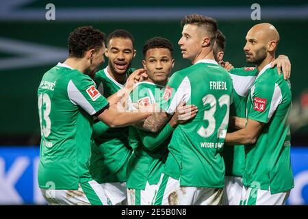 Jubilation pour Felix AGU (HB, 3e gauche à droite), qui est entouré par les autres joueurs après son but de le faire 2-0; demi-figure, demi-figure; goaljubel; Soccer 1er Bundesliga, 16e jour de match, SV Werder Bremen (HB) - FC Augsburg (A) 2: 0, le 16 janvier 2021 à Brême/Allemagne. Les réglementations DFL interdisent toute utilisation de photographies comme séquences d'images et/ou quasi-vidéo | dans le monde entier Banque D'Images