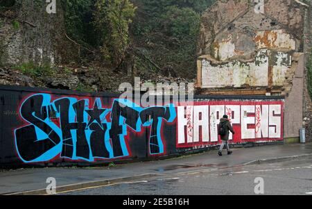 Swansea, Royaume-Uni. 27 janvier 2021. Une personne passe devant les graffitis dans le Strand, Swansea, qui lit « Shift advient » pendant le confinement au pays de Galles en raison de la hausse des taux d'infections à coronavirus. Credit: Phil Rees/Alamy Live News Banque D'Images