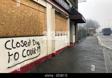 Swansea, Royaume-Uni. 27 janvier 2021. Graffiti sur le côté fermé et monté sur le pub de Cape Horner dans le quartier St Thomas de Swansea disant "fermé en raison de Covid 19" Credit: Phil Rees/Alamy Live News Banque D'Images