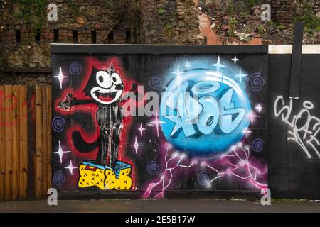 Swansea, Royaume-Uni. 27 janvier 2021. Graffiti dans le Strand, Swansea qui montre Felix le chat qui sort d'un porte-documents. Credit: Phil Rees/Alamy Live News Banque D'Images