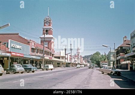 En fin de matinée, vue vers l'ouest dans Dean Street, Albury, Nouvelle-Galles du Sud, Australie en 1961. Dean Street se trouve dans le quartier central des affaires d'Albury. Albury est une ville régionale importante et se trouve sur la Hume Highway et la ligne de chemin de fer principale entre Sydney et Melbourne. Les monuments de la rue incluent le CML et les bâtiments T&G. Banque D'Images