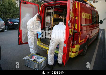 Marseille, France. 26 janvier 2021. Les travailleurs de la santé portant des combinaisons d'équipement de protection individuelle (EPI) se préparent à prélever des échantillons d'eaux usées à la sortie d'égout d'une maison de retraite à Marseille. L'unité COMETE (Covid Marseille Environmental Testing expertise) recueille des échantillons d'eaux usées à divers endroits de la ville pour déterminer les quartiers, les écoles ou certains bâtiments contaminés par Covid-19 par des tests de ces échantillons. Crédit : SOPA Images Limited/Alamy Live News Banque D'Images