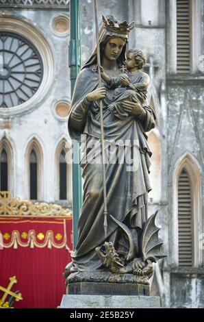 Une statue de la Vierge Marie à l'extérieur de la cathédrale Saint-Josephs, Hanoi, Vietnam Banque D'Images