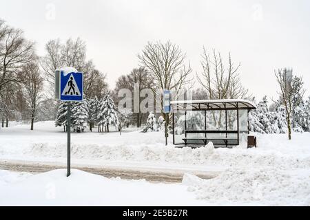 Arrêt de bus vide par temps froid et enneigé Banque D'Images