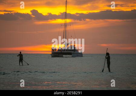 Silhouette DE CATAMARAN sur la plage de Tamarindo au Costa Rica, en Amérique centrale. Banque D'Images