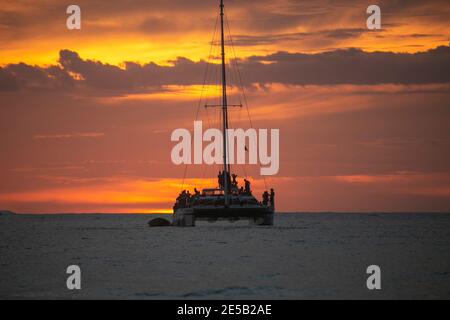 Silhouette DE CATAMARAN sur la plage de Tamarindo au Costa Rica, en Amérique centrale. Banque D'Images