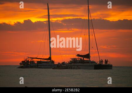 Silhouette DE CATAMARAN sur la plage de Tamarindo au Costa Rica, en Amérique centrale. Banque D'Images