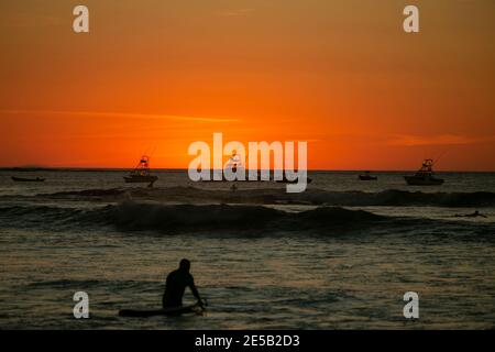 Voile au coucher du soleil sur la plage de Tamarindo au Costa Rica, en Amérique centrale... Banque D'Images