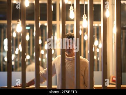 Le chef Andy Beynon dans son restaurant situé à Hackney, dans l'est de Londres, qui offre actuellement un service à emporter uniquement lors du troisième confinement national de l'Angleterre pour enrayer la propagation du coronavirus. Date de la photo: Mercredi 27 janvier 2021. Son restaurant a reçu une étoile au Michelin lors de la cérémonie du guideÕs 2021, bien qu'il n'ait été échangé que pendant 20 jours - depuis son ouverture le 23 octobre 2020 - avant d'avoir à fermer en raison d'un confinement. Banque D'Images