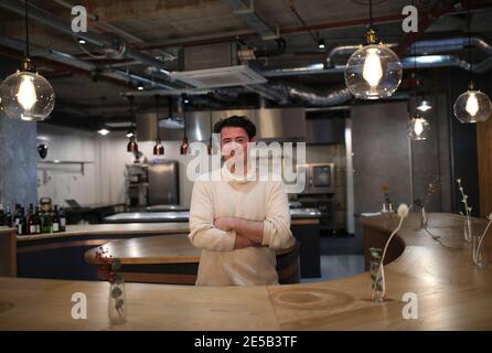 Le chef Andy Beynon dans son restaurant situé à Hackney, dans l'est de Londres, qui offre actuellement un service à emporter uniquement lors du troisième confinement national de l'Angleterre pour enrayer la propagation du coronavirus. Date de la photo: Mercredi 27 janvier 2021. Son restaurant a reçu une étoile au Michelin lors de la cérémonie du guideÕs 2021, bien qu'il n'ait été échangé que pendant 20 jours - depuis son ouverture le 23 octobre 2020 - avant d'avoir à fermer en raison d'un confinement. Banque D'Images