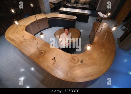 Le chef Andy Beynon dans son restaurant situé à Hackney, dans l'est de Londres, qui offre actuellement un service à emporter uniquement lors du troisième confinement national de l'Angleterre pour enrayer la propagation du coronavirus. Date de la photo: Mercredi 27 janvier 2021. Son restaurant a reçu une étoile au Michelin lors de la cérémonie du guideÕs 2021, bien qu'il n'ait été échangé que pendant 20 jours - depuis son ouverture le 23 octobre 2020 - avant d'avoir à fermer en raison d'un confinement. Banque D'Images