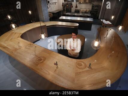 Le chef Andy Beynon dans son restaurant situé à Hackney, dans l'est de Londres, qui offre actuellement un service à emporter uniquement lors du troisième confinement national de l'Angleterre pour enrayer la propagation du coronavirus. Date de la photo: Mercredi 27 janvier 2021. Son restaurant a reçu une étoile au Michelin lors de la cérémonie du guideÕs 2021, bien qu'il n'ait été échangé que pendant 20 jours - depuis son ouverture le 23 octobre 2020 - avant d'avoir à fermer en raison d'un confinement. Banque D'Images