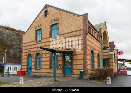 Stromstad, Suède - 1er novembre 2016 : extérieur du bâtiment de la gare à Stromstad, Suède. Banque D'Images