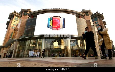 Pékin, Chine. 27 janvier 2021. Les Chinois marchent devant une salle d'exposition Apple dans un centre commercial international populaire à Pékin le mercredi 27 janvier 2021. Apple a fait état d'une forte demande pour l'iPhone 12 en Chine, avec la clôture de l'année 2020, et les ventes devraient être solides pour la famille d'appareils iPhone 12 tout au long de l'année 2021. Photo de Stephen Shaver/UPI crédit: UPI/Alay Live News Banque D'Images