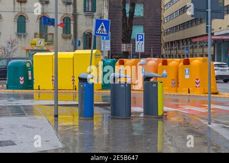 Vence, Italie - 3 février 2018 : tri des conteneurs de recyclage des déchets dans la rue de Vence, Italie. Banque D'Images