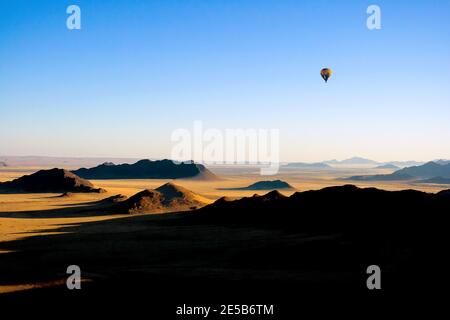 Vue à couper le souffle sur Sesriem Canyon depuis le ballon d'air chaud. Namibie. Banque D'Images