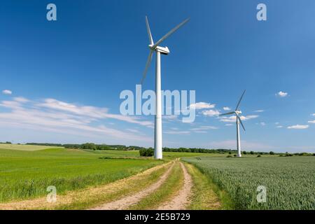 Éoliennes produisant de l'électricité, construites sur un terrain à Skanderborg, au Danemark Banque D'Images