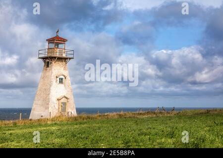 Phare de Cape Tryon, côte nord-ouest de l'Île-du-Prince-Édouard, Canada. Un phare automatisé en bois historique situé au-dessus du Gilf de Saint-Laurent. Banque D'Images