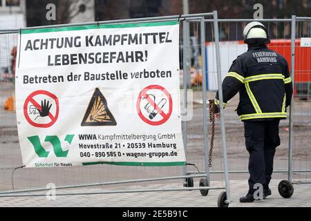 Hambourg, Allemagne. 27 janvier 2021. Un pompier se rend sur un site de construction où une bombe aérienne de la Seconde Guerre mondiale a été découverte. Une bombe aérienne britannique datant de la Seconde Guerre mondiale a été découverte lors de travaux de construction sur le Heiligengeistfeld à Hambourg-St. Pauli. Il s'agit d'une bombe de 500 livres avec un fusible mécanique de choc arrière, a déclaré mercredi un porte-parole du service des incendies. Pour des raisons de sécurité, toutes les personnes doivent quitter leur maison et la zone à moins de 300 mètres du site de découverte pendant le désamorçage prévu pour la soirée. Crédit : Bodo Marks/dpa/Alay Live News Banque D'Images