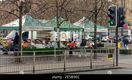 Glasgow, Écosse, Royaume-Uni. 27 janvier 2021 Lockdown mercredi marché agricole à partick est revenu à la misère comme la pluie est revenue et les rues désertes dans les zones commerçantes du centre-ville.avec peu de choses à faire mais faire la queue pour le café repas à emporter et le café comme une humeur sombre à la ville. Crédit Gerard Ferry/Alay Live News Banque D'Images