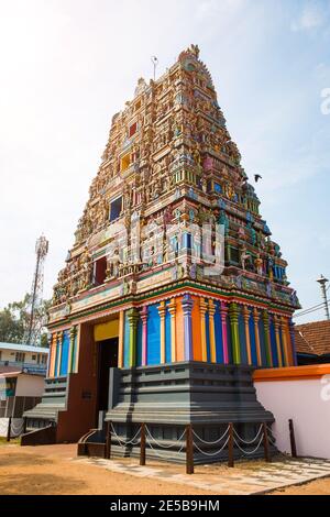 Temple hindou traditionnel Kidangamparambu Bree Bhuvaneswari en Inde à Allapuzha (Allepi) Kerala. Grand bâtiment aux figures colorées du mythol indien Banque D'Images