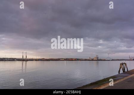 Lever de soleil au-dessus de la rivière Test pendant l'hiver, vu depuis Mayflower Park avec Marchwood en arrière-plan, Southampton, Hampshire, Angleterre, Royaume-Uni Banque D'Images