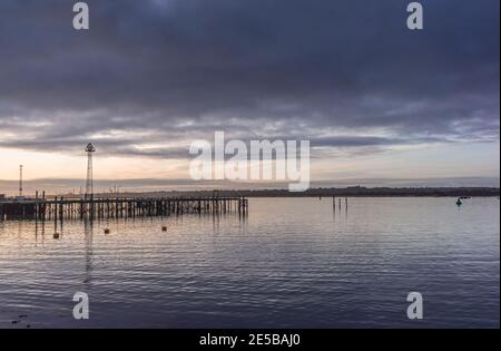 Lever de soleil au-dessus de la rivière Test pendant l'hiver, vu depuis Mayflower Park, en regardant au-dessus de la jetée royale abandonnée, Southampton, Hampshire, Angleterre, Royaume-Uni Banque D'Images