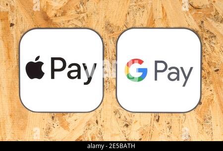 Kiev, Ukraine - 25 août 2020 : icônes Apple Pay et Google Pay imprimées sur papier, sur fond de bois. Apple Pay est un portefeuille numérique de paiement mobile Banque D'Images