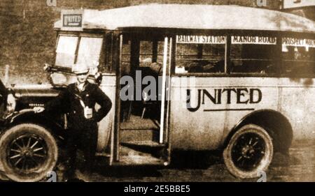 Photo ancienne d'un conducteur de bus de Scarborough (Yorkshire, Royaume-Uni) United automobile Services (alias Simply United) situé à côté d'un bus de service de ville desservant la gare ferroviaire, Manor Road et Prospect Mount route. United automobile Services était une société d'exploitation d'autobus fondée à Lowestoft en 1912. Il desservait plus tard le North Yorkshire, le Nord-est de l'Angleterre et certaines parties de Cumbria. Il fournit des services d'autobus dans une région, s'étendant de Berwick-upon-Tweed et les frontières écossaises à Filey et le district. Banque D'Images