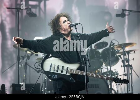 Robert Smith, de The Cure, se produit en direct sur la Pyramide Stage à la ferme digne, Pilton, Somerset. Banque D'Images