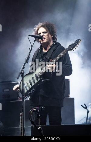 Robert Smith, de The Cure, se produit en direct sur la Pyramide Stage à la ferme digne, Pilton, Somerset. Banque D'Images