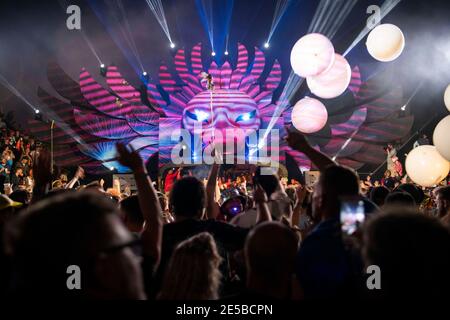 Les festivaliers dansent à l'intérieur du Temple, un lieu de toute la nuit dans le coin sud-est de Glastonbury, à la ferme digne, Pilton, Somerset. Banque D'Images