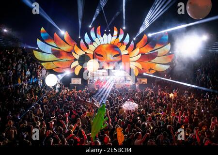 Les festivaliers dansent à l'intérieur du Temple, un lieu de toute la nuit dans le coin sud-est de Glastonbury, à la ferme digne, Pilton, Somerset. Banque D'Images