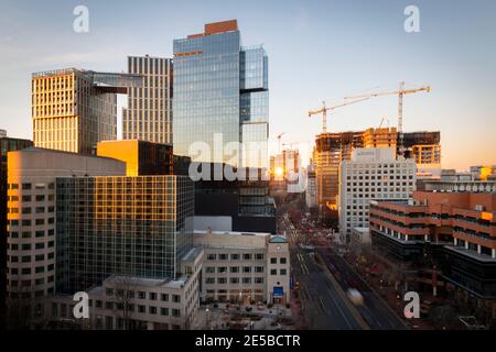 USA Maryland MD Bethesda Skyline le soir avec nouvelle construction des immeubles de bureaux et résidentiels Banque D'Images