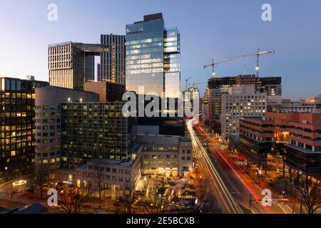 USA Maryland MD Bethesda Skyline le soir avec nouvelle construction des immeubles de bureaux et résidentiels Banque D'Images