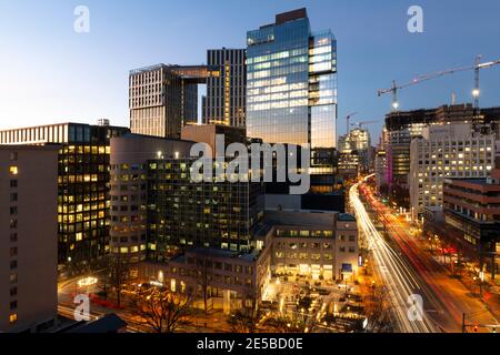 USA Maryland MD Bethesda Skyline le soir avec nouvelle construction des immeubles de bureaux et résidentiels Banque D'Images