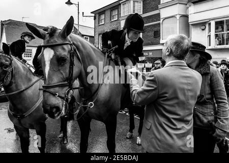 Une femme Rider prend UNE coupe Stirrup traditionnelle (boisson alcoolisée) lors de la rencontre annuelle Southdown et Eridge Boxing Day Hunt, à Lewes, dans l'est du Sussex, au Royaume-Uni Banque D'Images