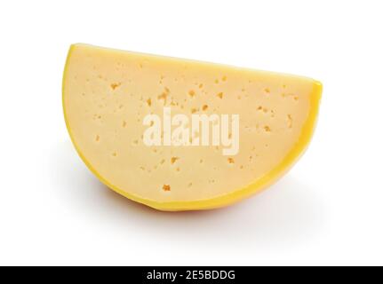 Morceau de fromage frais isolé sur blanc. Vue latérale. Banque D'Images