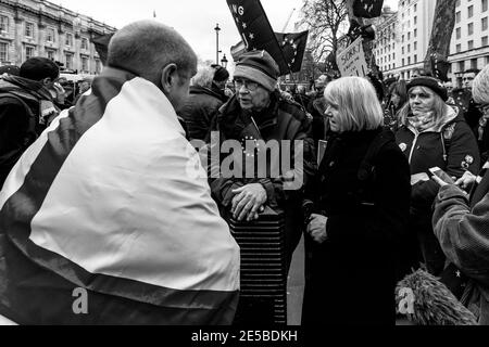 Un partisan du Brexit soutient les partisans pro-européens près de la place du Parlement, à Londres, au Royaume-Uni Banque D'Images