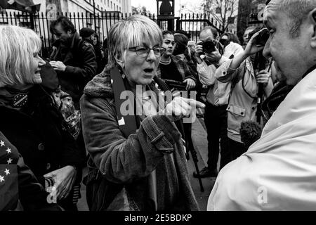 Un partisan du Brexit soutient les partisans pro-européens près de la place du Parlement, à Londres, au Royaume-Uni Banque D'Images