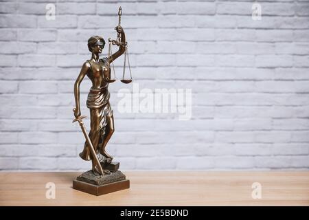 Lady Justice ou Justitia la statue de la déesse de la justice bureau - droit juridique législation concept - mur de briques fond avec espace de copie Banque D'Images